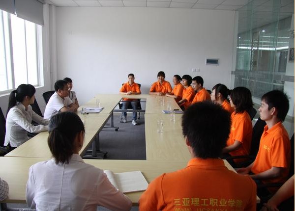 ����У������f(xi��)�h���������ˌW(xu��)Ժ���־Ƶ���팣�I(y��)�ČW(xu��)�����߶��u�r��ꖹ����ŵľ�����ò.jpg