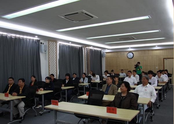�W(xu��)Ժ�I(l��ng)��(d��o)���ώ��͸����I(y��)��ꖹ�W(xu��)�Ӵ�����ͬҊ�C��һ��У������f(xi��)�h�ĺ���.jpg