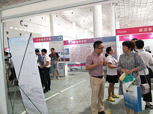 06家長(zhǎng)在我院展區(qū)咨詢.jpg 06家長(zhǎng)在我院展區(qū)咨詢.jpg