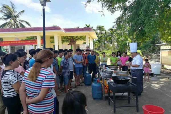 圖6烹飪系黃澤老師為村民講授中式烹調(diào)技巧_副本.jpg 圖6烹飪系黃澤老師為村民講授中式烹調(diào)技巧_副本.jpg