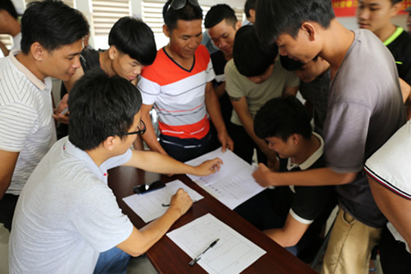 圖片4招聘會上村民積極咨詢_副本_副本.jpg 圖片4招聘會上村民積極咨詢_副本_副本.jpg