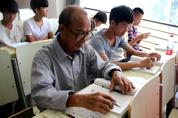 圖2 李鴻性同學在教室上課.jpg 圖2 李鴻性同學在教室上課.jpg