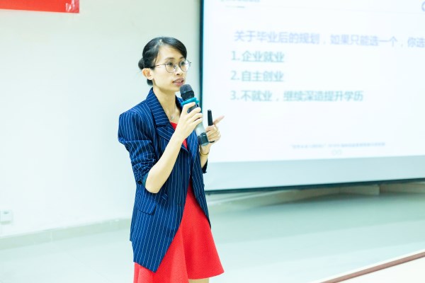 教師為學(xué)生講解相關(guān)知識.jpg 教師為學(xué)生講解相關(guān)知識.jpg