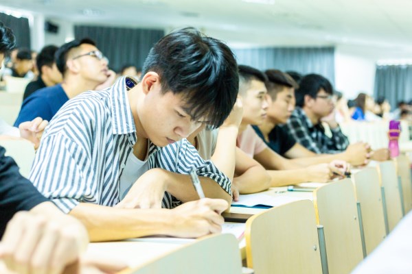 學(xué)生認(rèn)真做筆記.jpg 學(xué)生認(rèn)真做筆記.jpg