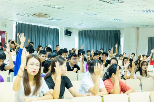 學(xué)生積極參與老師提問.jpg 學(xué)生積極參與老師提問.jpg