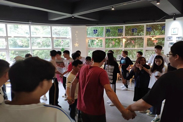 部員們手拉手換位游戲.jpg 部員們手拉手換位游戲.jpg