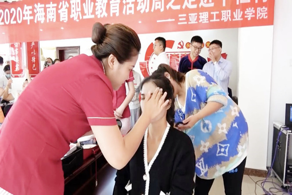 現(xiàn)場(chǎng)化妝.png 現(xiàn)場(chǎng)化妝.png