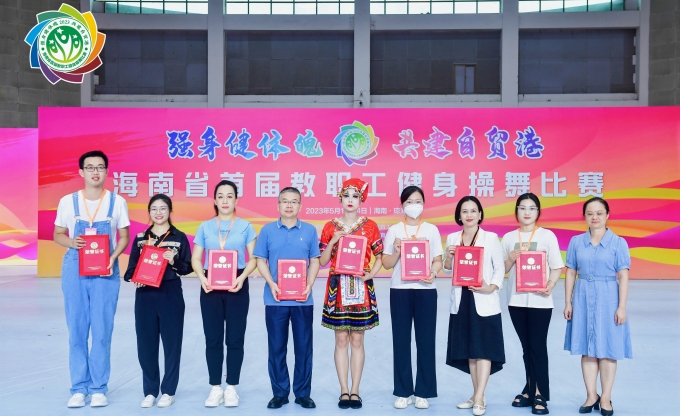 頒獎(jiǎng)儀式.jpg 頒獎(jiǎng)儀式.jpg